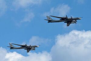 Российские ракетоносцы Ту-95МС в сопровождении истребителей Су-35С совершали плановые полеты, заявили в минобороны РФ