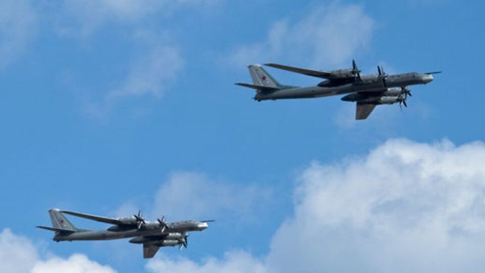 Российские ракетоносцы Ту-95МС в сопровождении истребителей Су-35С совершали плановые полеты, заявили в минобороны РФ