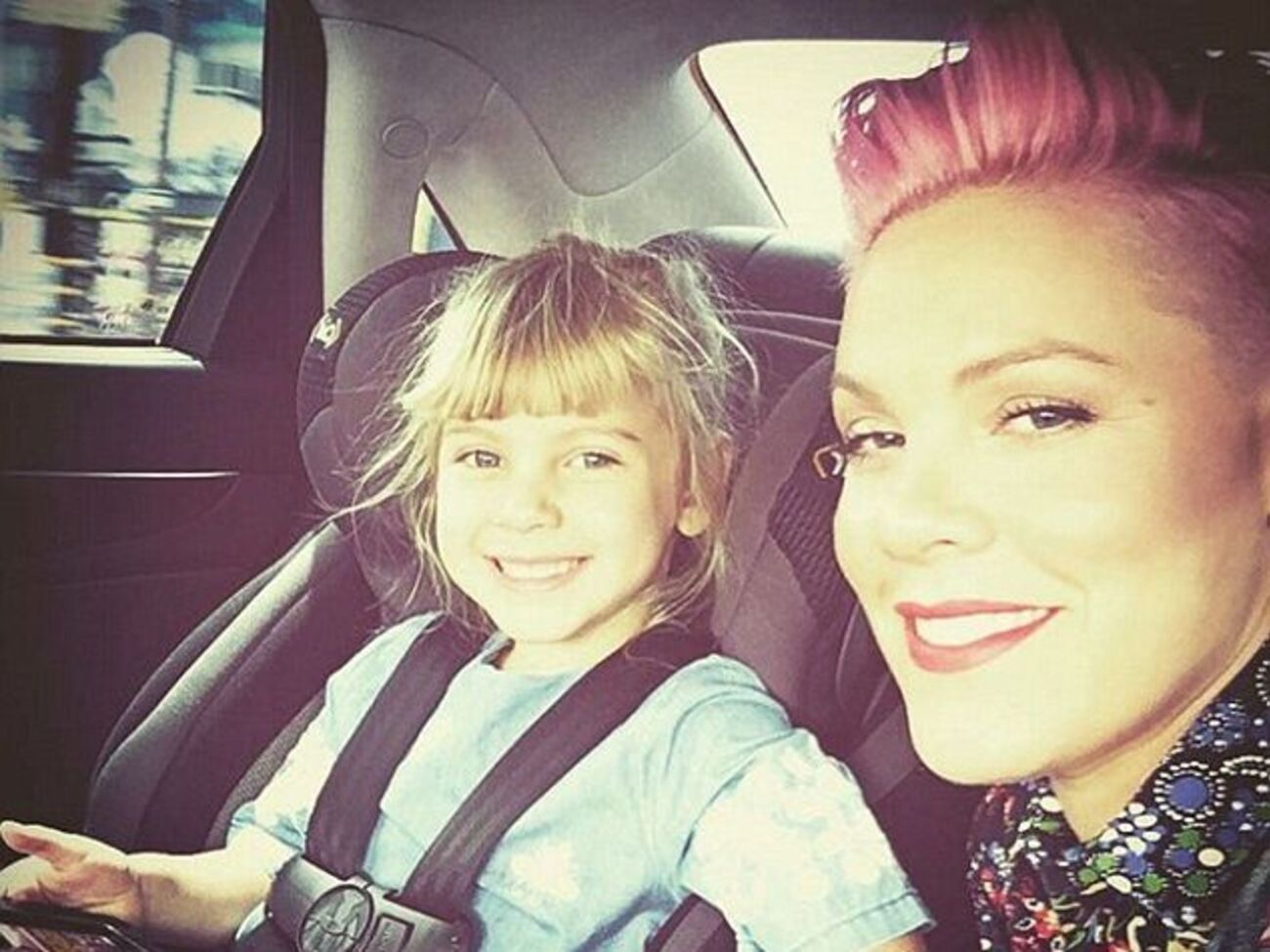 Pink показала игру своей дочери в хирурга