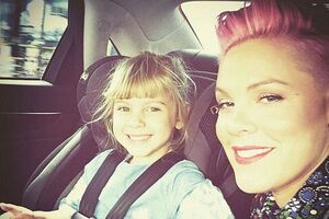 Pink показала игру своей дочери в хирурга