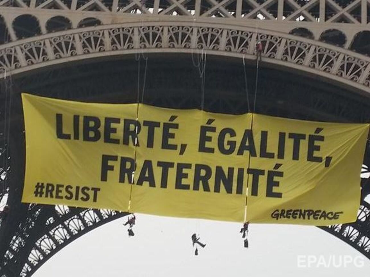 Активісти вивісили банер на Ейфелевій вежі