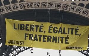 Активісти вивісили банер на Ейфелевій вежі