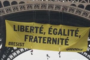 Активисты вывесили баннер на Эйфелевой башне