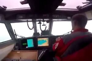 Российские корабли приблизились к украинскому судну и потребовали лечь в дрейф, но команда катера отказалась выполнять противоправные требования