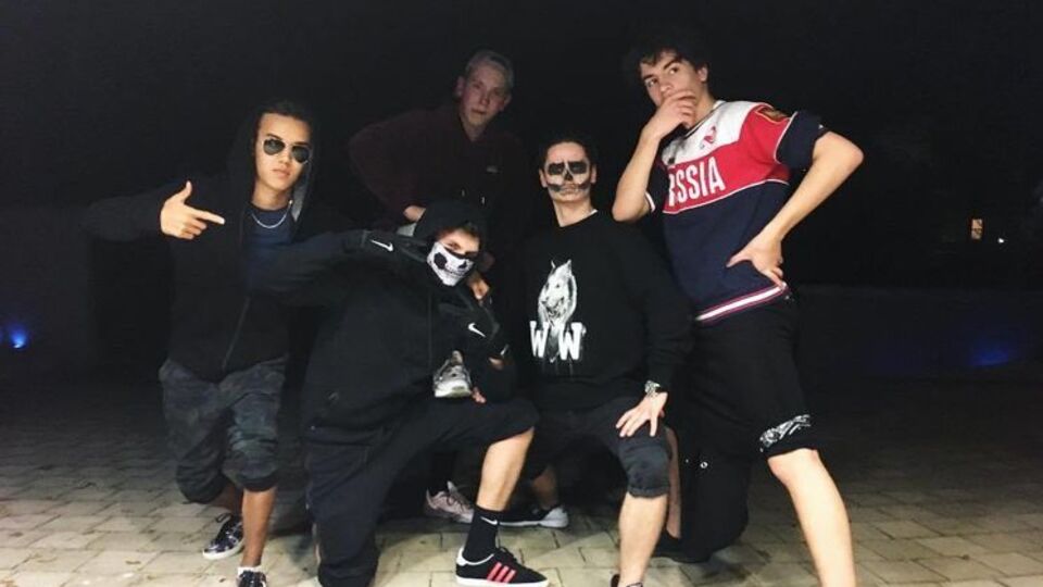 Михаил Порошенко, младший сын украинского президента, сфотографировался в толстовке с надписью "Россия"