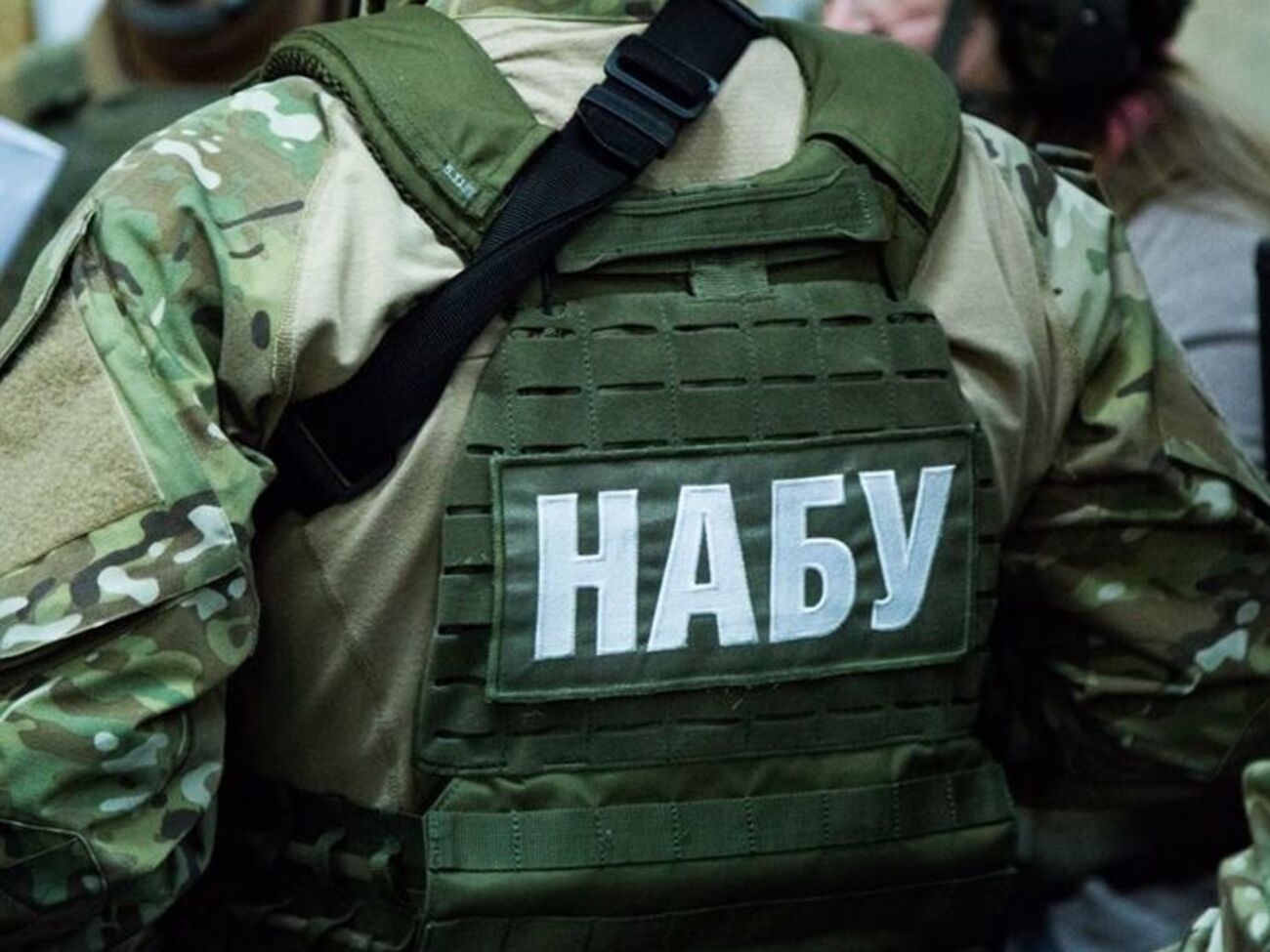 Суд зобов'язав підозрюваного носити електронний браслет і здати всі паспорти