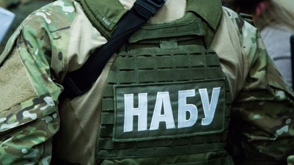 Суд зобов'язав підозрюваного носити електронний браслет і здати всі паспорти