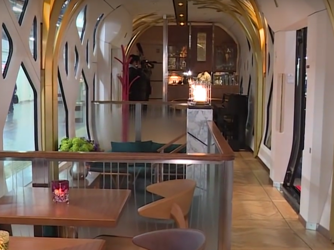 Над дизайном вагонів працював Кен Кійоюкі Окуяма, який співпрацював із General Motors і Porsche