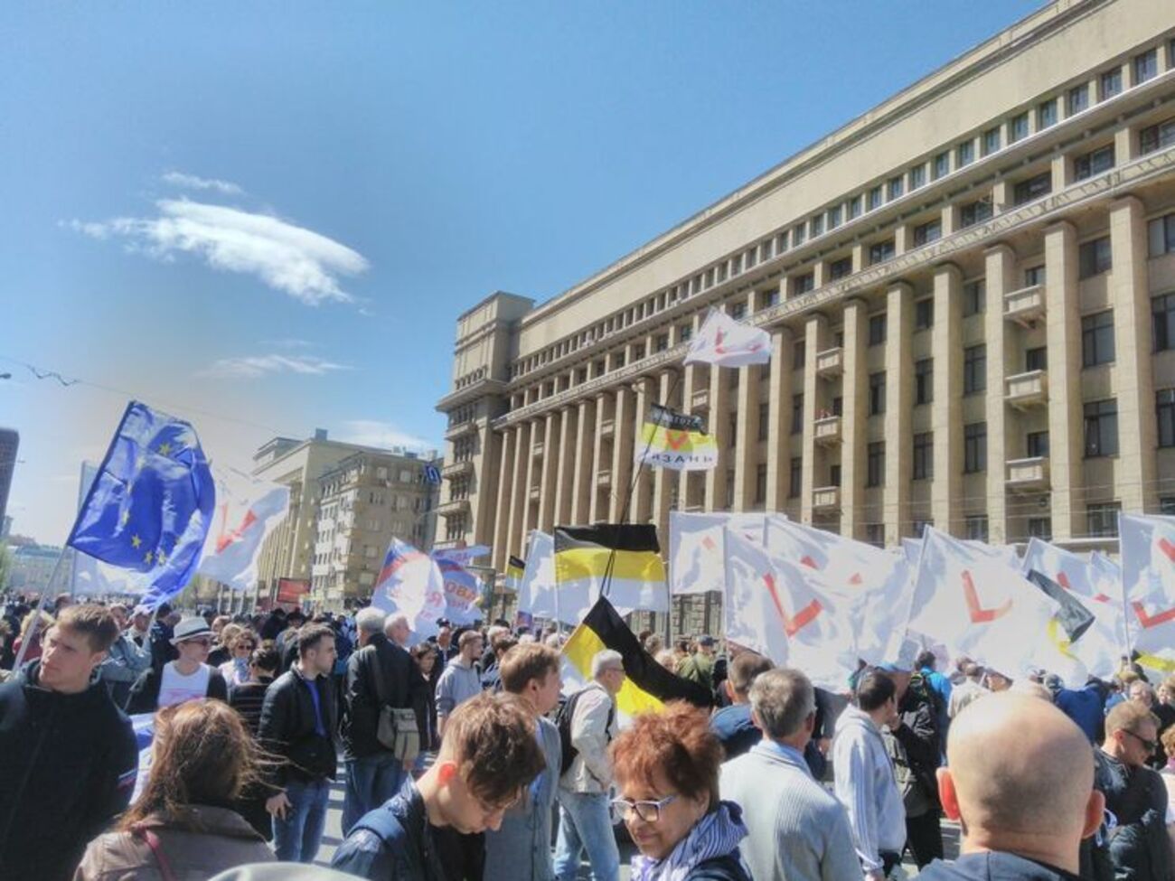 Люди прийшли з російськими триколорами, прапорами політичних організацій та рухів, а також плакатами й банерами