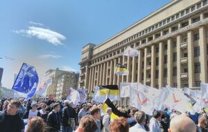 Люди пришли с российскими триколорами, флагами политических организаций и движений, а также плакатами и баннерами