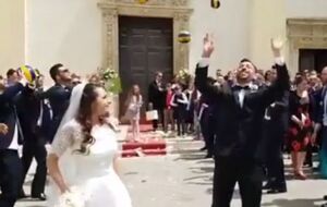 На свадьбе было около 10 волейбольных мячей