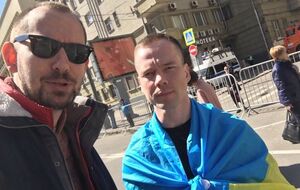 Украинский журналист встретился с российским активистом на Болотной площади