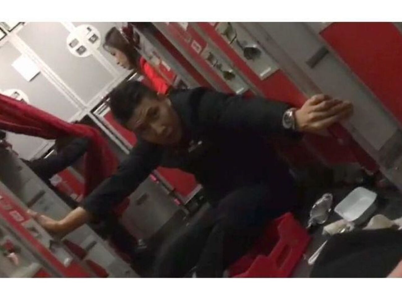 Одна из стюардесс рейса сняла последствия турбулентности на видео