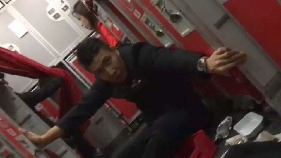 Одна из стюардесс рейса сняла последствия турбулентности на видео