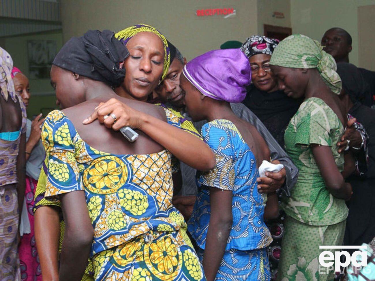 Президент Нигерии примет освобожденных из плена "Боко Харам" девочек в воскресенье в Абудже