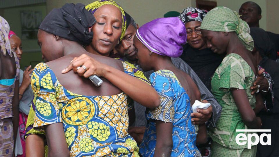 Президент Нигерии примет освобожденных из плена "Боко Харам" девочек в воскресенье в Абудже