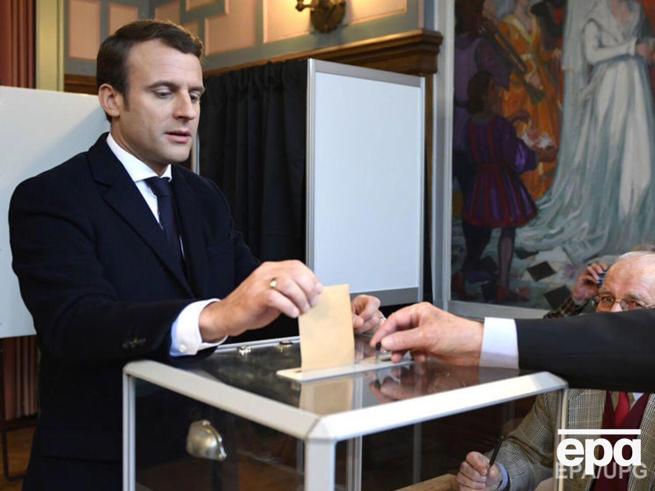 Макрон голосовал в коммуне Ле-Туке