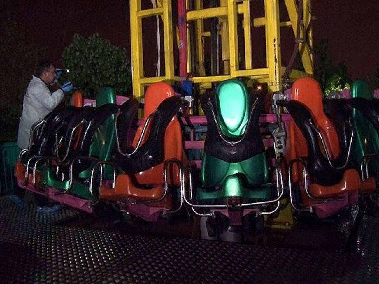 Эксперты выясняют причину падения карусели