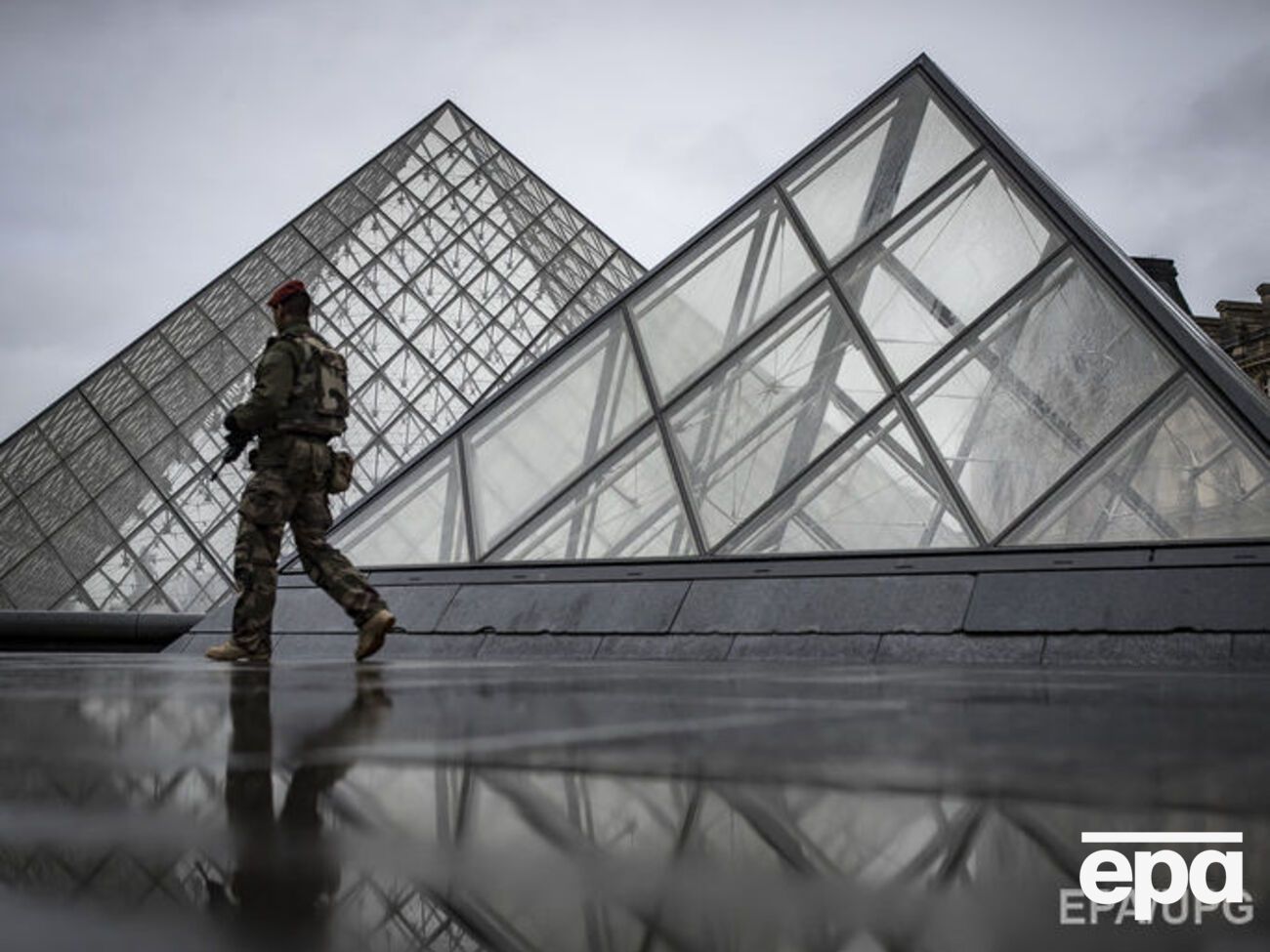 Із площі перед Лувром евакуювали людей