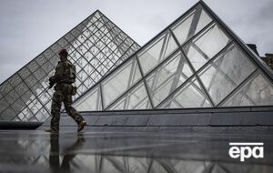 Із площі перед Лувром евакуювали людей