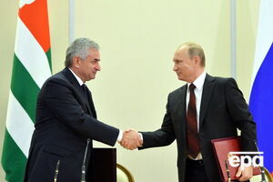 Путин руководит одним из немногих государств, признавшим Абхазию независимым государством и встречающимся с Раулем Хаджимбой (слева) как с президентом этой грузинской территории