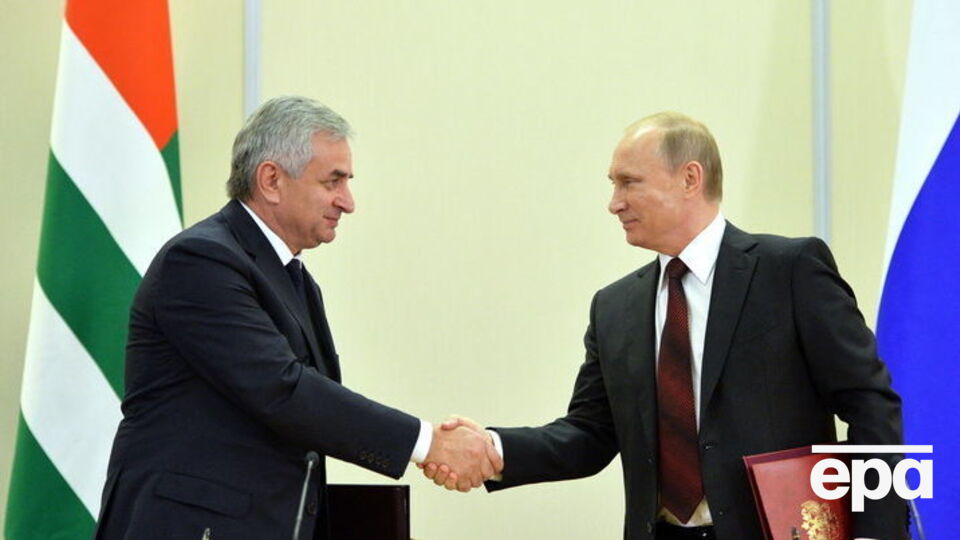 Путин руководит одним из немногих государств, признавшим Абхазию независимым государством и встречающимся с Раулем Хаджимбой (слева) как с президентом этой грузинской территории