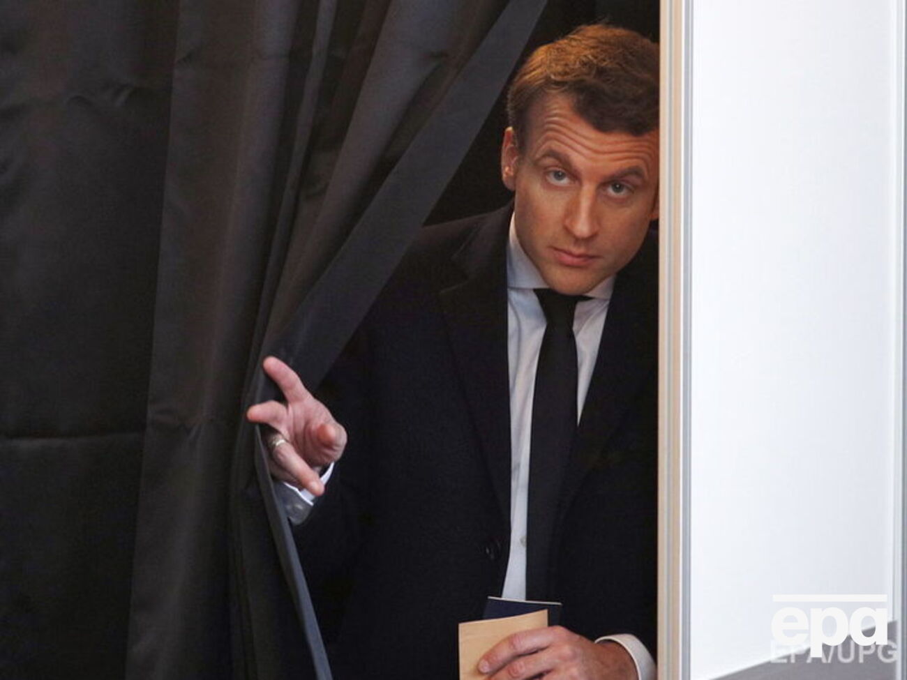 Макрон, по данным экзит-поллов, получил от 63% до 66% голосов