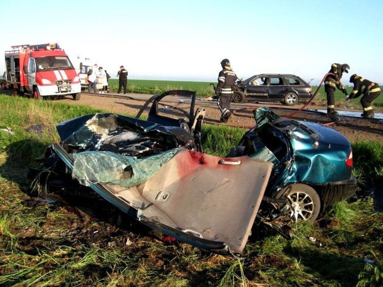 Авто після удару вилетіло в кювет