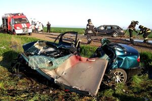 Авто після удару вилетіло в кювет