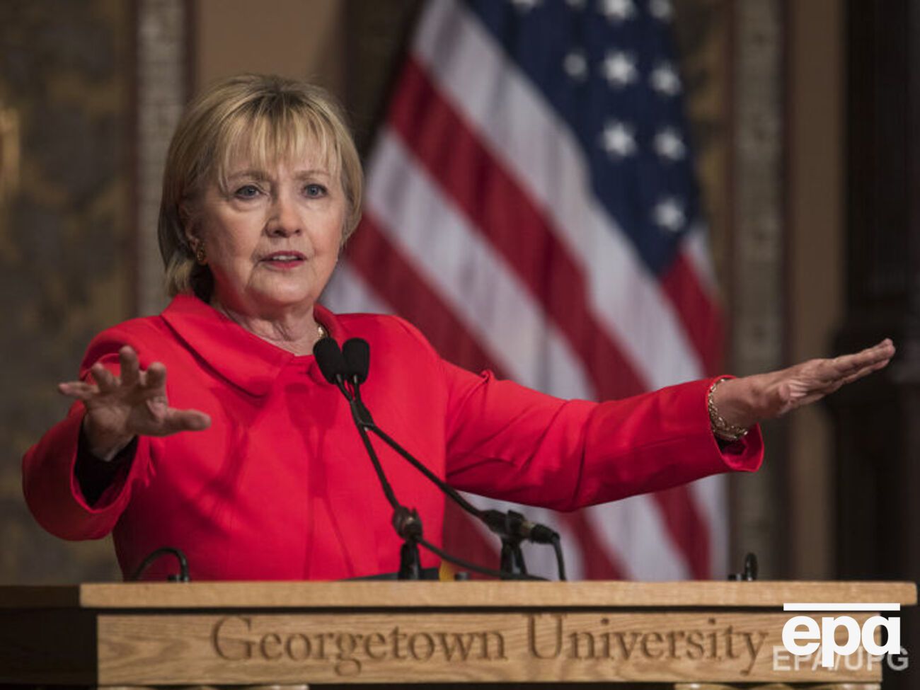 Клинтон прокомментировала победу Макрона