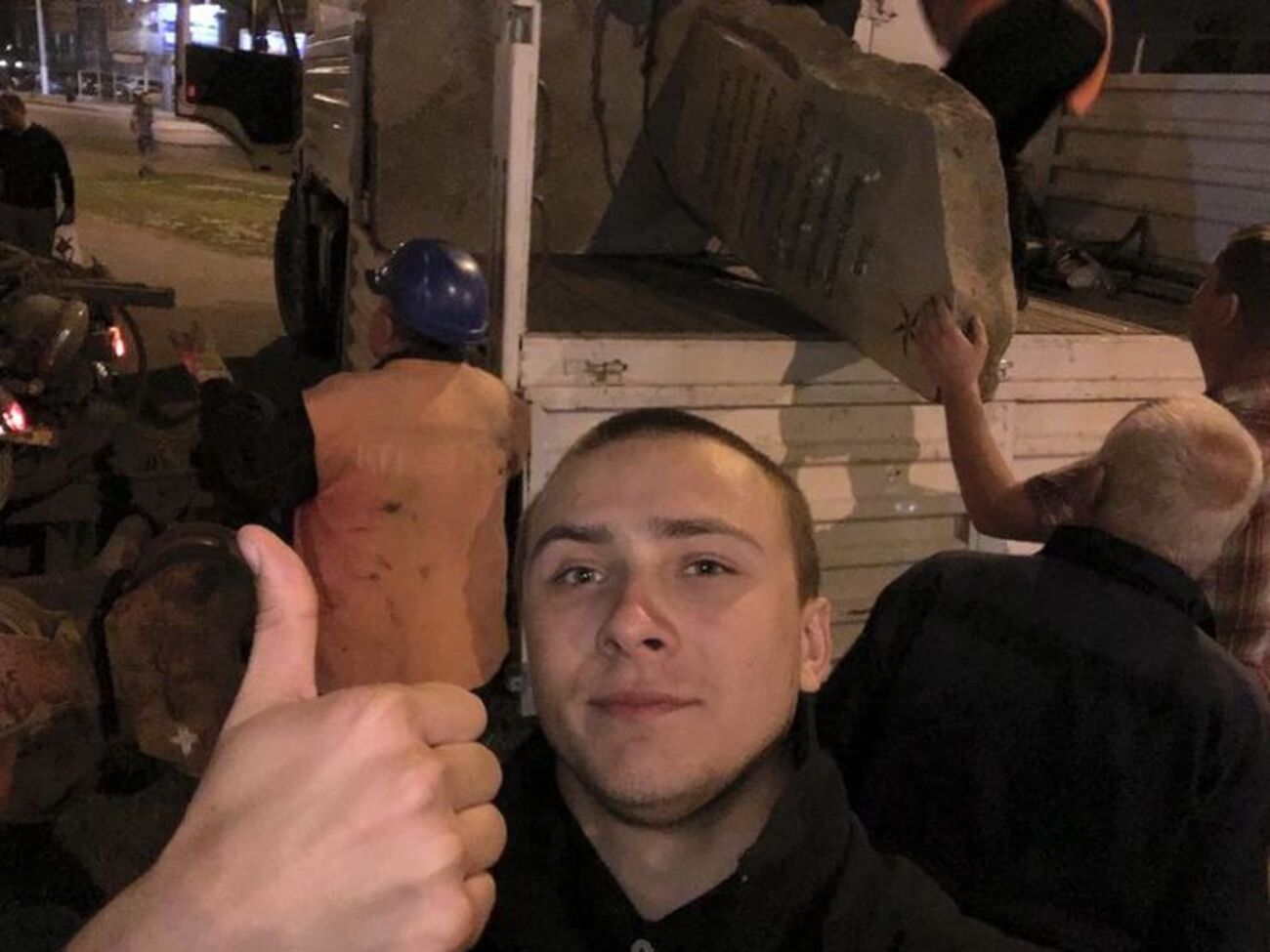 Коммунальщики убрали камень