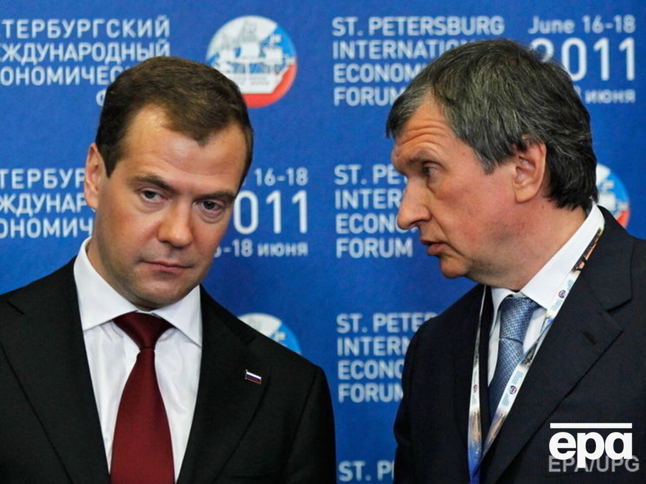 Премьер Медведев (слева) стал объектом "силовых игр" Сечина (справа), отмечают собеседники Bloomberg