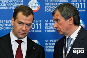 Премьер Медведев (слева) стал объектом "силовых игр" Сечина (справа), отмечают собеседники Bloomberg