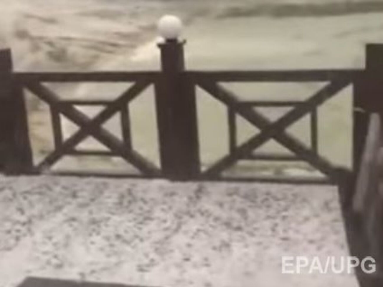 Град за несколько минут покрыл улицу