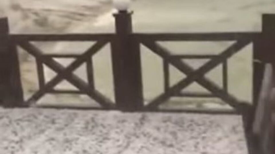 Град за несколько минут покрыл улицу