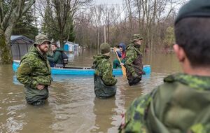 Канадские военнослужащие помогают бороться с последствиями наводнения