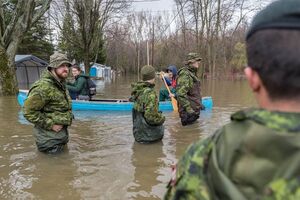 Канадські військовослужбовці допомагають боротися з наслідками повені