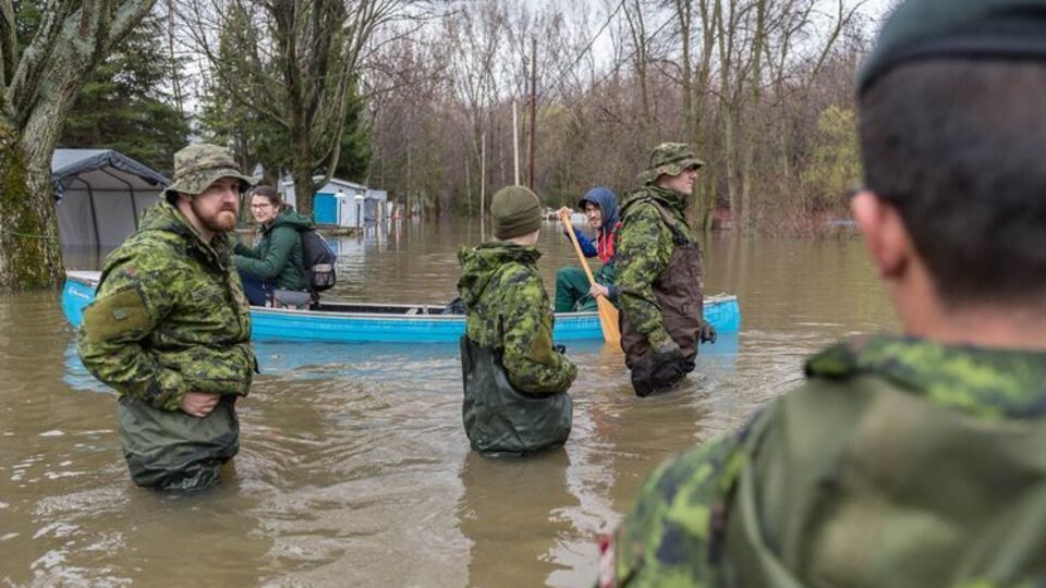 Канадські військовослужбовці допомагають боротися з наслідками повені
