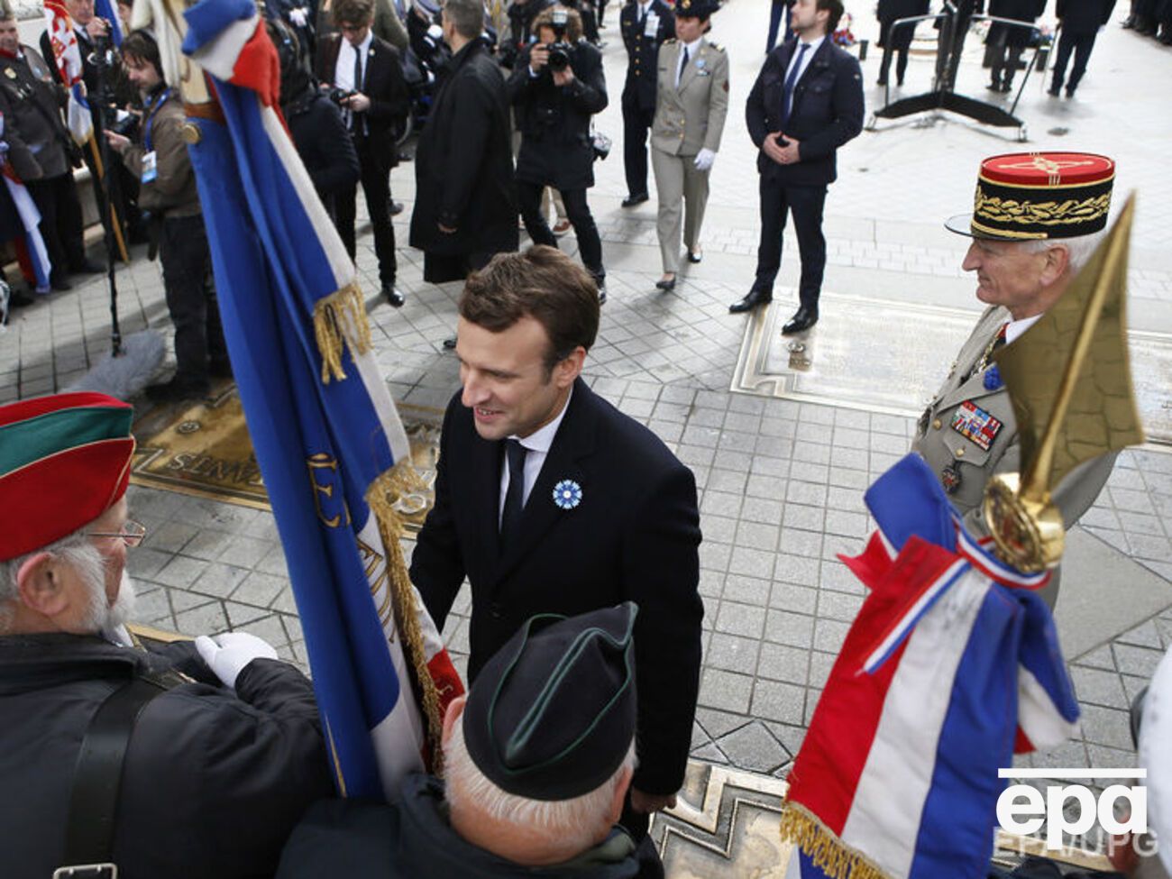 Макрон займет пост президента в ближайшее воскресенье