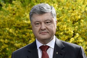Порошенко: И сегодня со снятыми погонами, с зарисованными красками бортовыми номерами танков и бронетранспортеров российские военные тайно, под покровом ночи, пересекают границу Украины