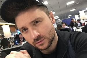 Лазарев: Дал в руки сыну телефон