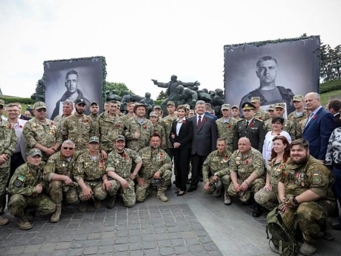 Порошенко подчеркнул, что четвертое поколение &ndash; это дети независимой Украины, "молодой цвет нашей украинской нации"