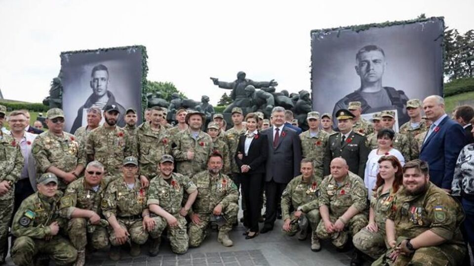 Порошенко подчеркнул, что четвертое поколение – это дети независимой Украины, "молодой цвет нашей украинской нации"
