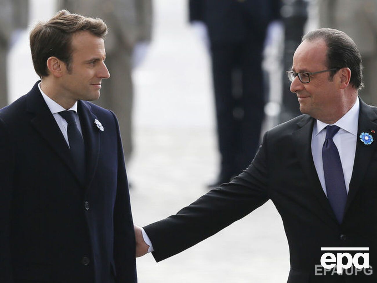 Макрон та Олланд прийшли на церемонію разом