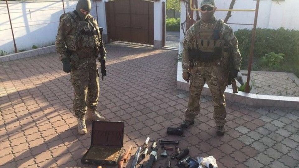 Правоохоронці знайшли зброю під час обшуків, які проводили відразу в кількох містах України