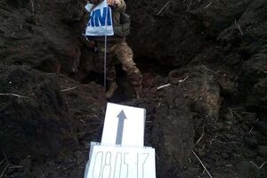 Воронка от взрыва в зоне ответственности 93-й бригады