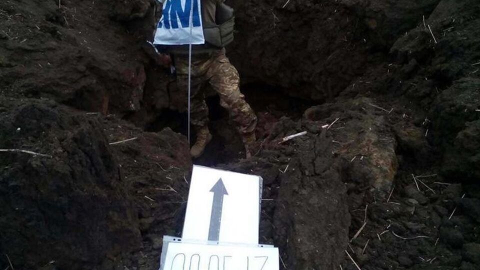 Воронка от взрыва в зоне ответственности 93-й бригады