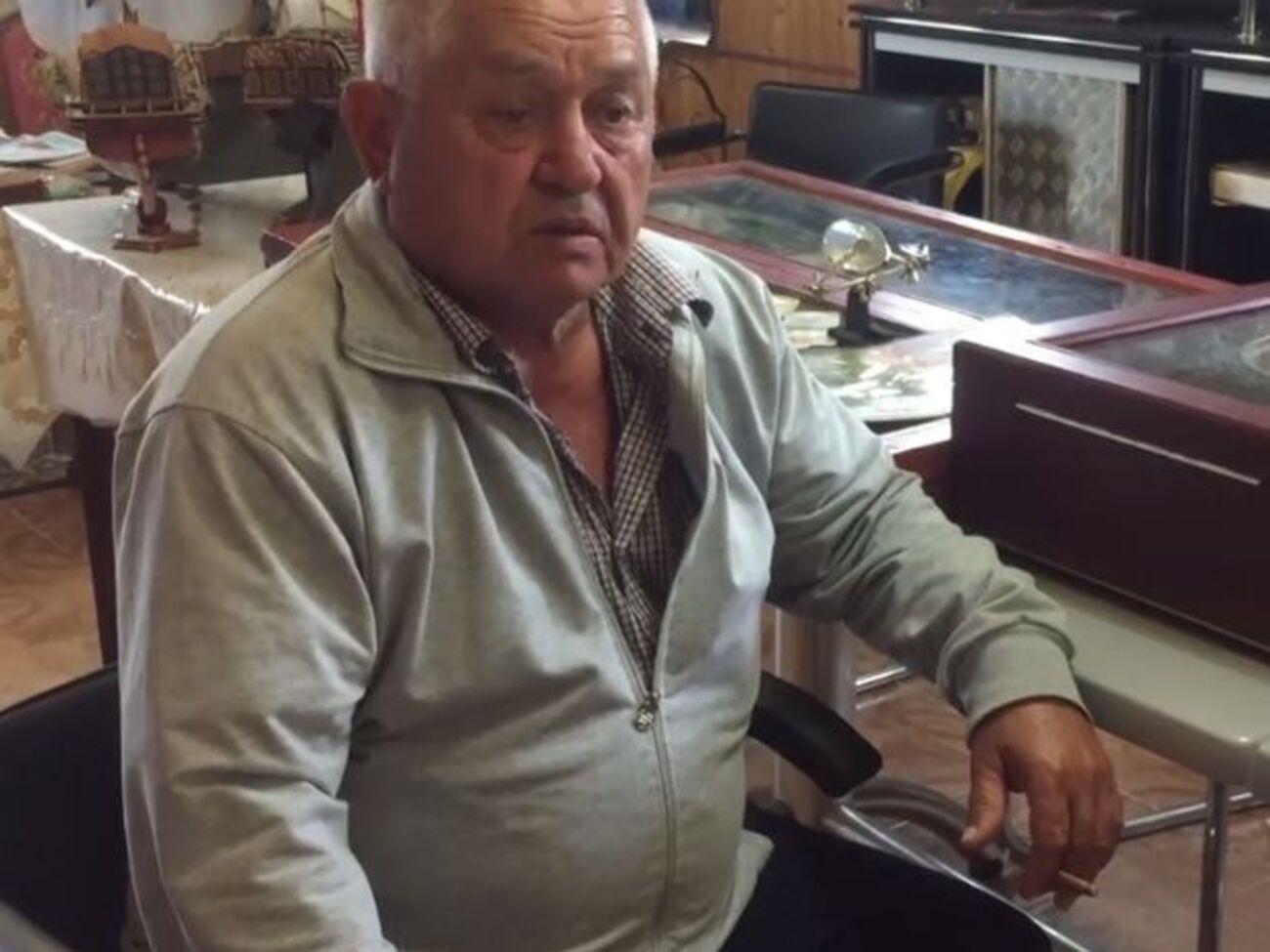 Аметов-старший повідомив виданню, що в його будинок увірвалися приблизно 10 силовиків