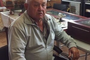 Аметов-старший повідомив виданню, що в його будинок увірвалися приблизно 10 силовиків