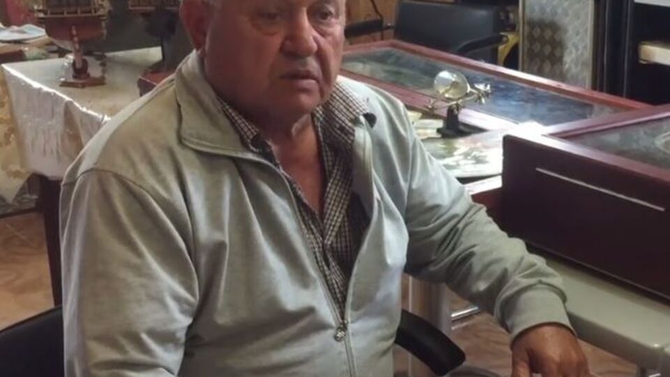 Аметов-старший сообщил изданию, что в его дом ворвались около 10 силовиков